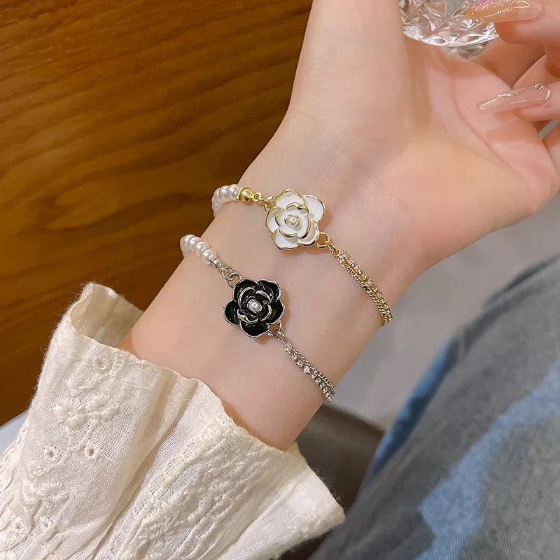 Pulseira Yohi TT de pérolas e camélias ~ de zircônia