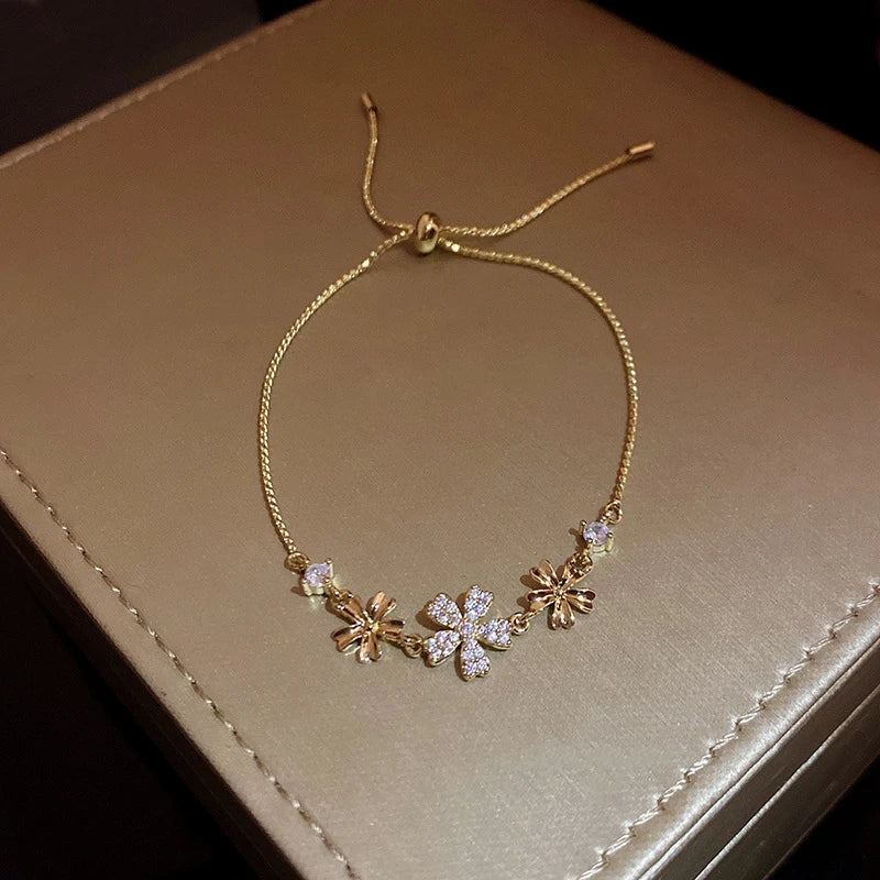 Pulseira Yohi TT de pérolas e camélias ~ de zircônia