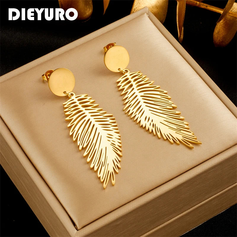 Brinco DIEYURO 316L  Dourado Pena ~ Aço Inoxidável