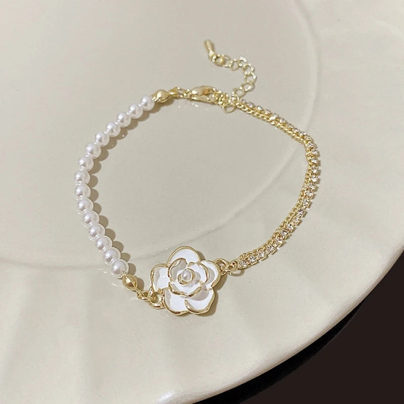 Pulseira Yohi TT de pérolas e camélias ~ de zircônia