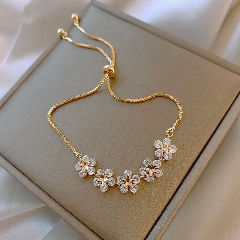 Pulseira Yohi TT de pérolas e camélias ~ de zircônia