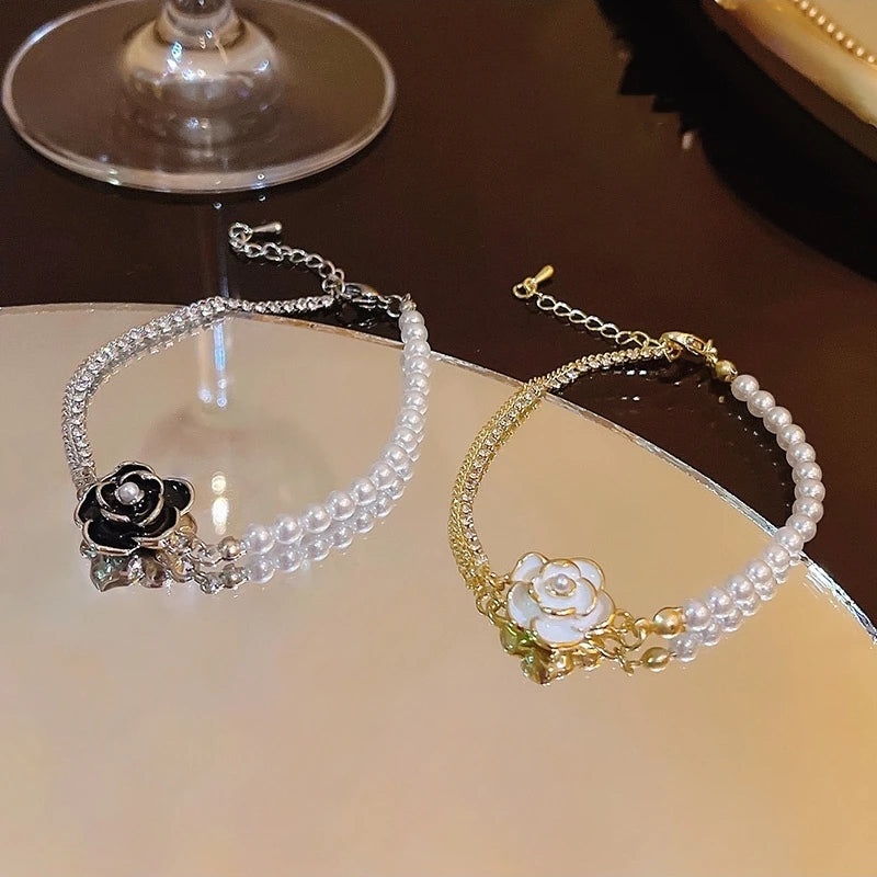 Pulseira Yohi TT de pérolas e camélias ~ de zircônia
