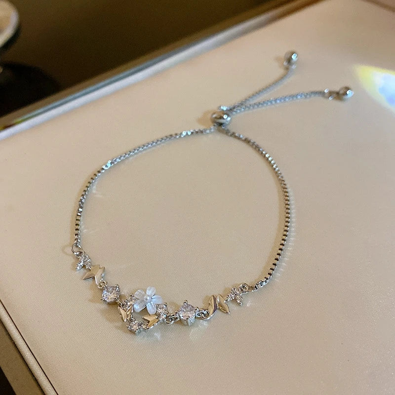 Pulseira Yohi TT de pérolas e camélias ~ de zircônia