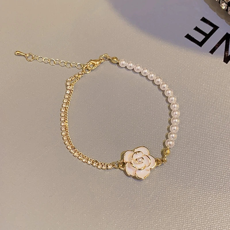 Pulseira Yohi TT de pérolas e camélias ~ de zircônia
