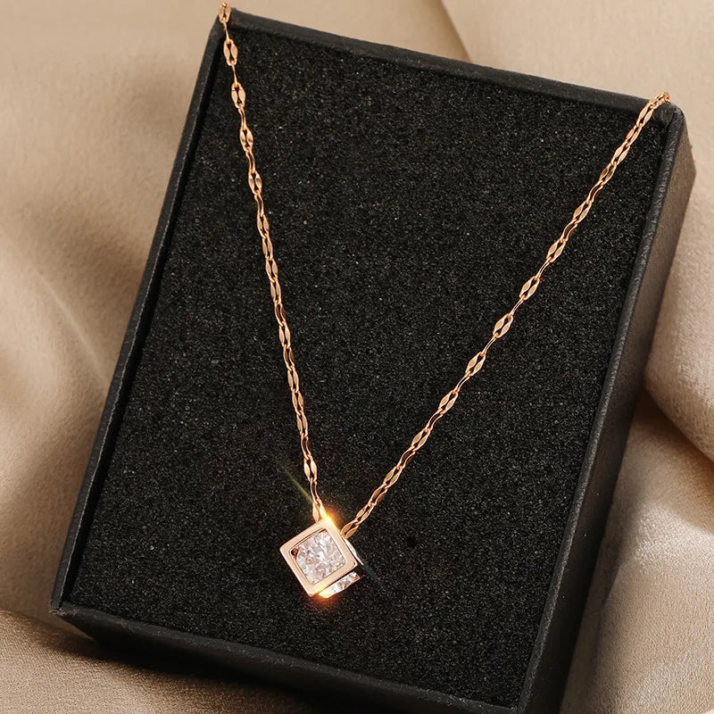 Clássico zircon cristal dentro quadrado oco colar de aço inoxidável