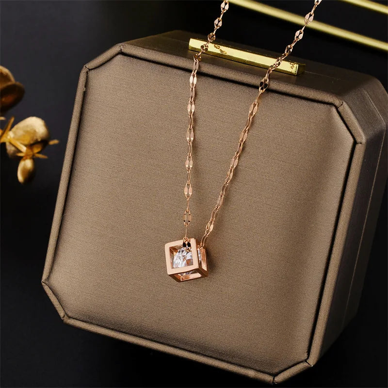 Clássico zircon cristal dentro quadrado oco colar de aço inoxidável