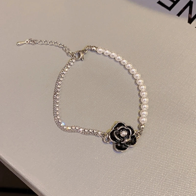 Pulseira Yohi TT de pérolas e camélias ~ de zircônia